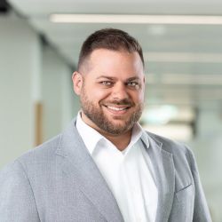 Portrait von Phillip Thalmann.